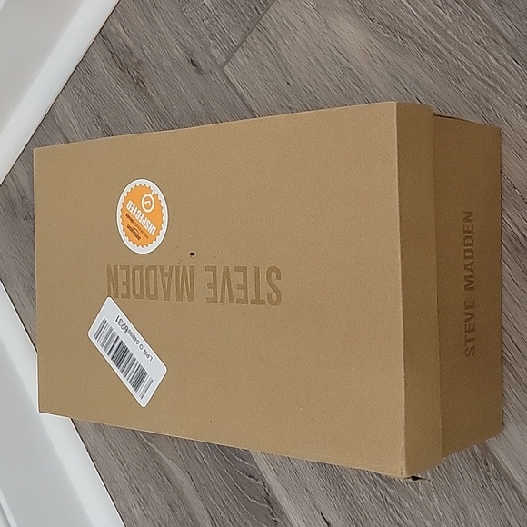 Steve Madden Women's Madrid Silver Sneakers In Size 9.5 NIB - Picture 10 of 10